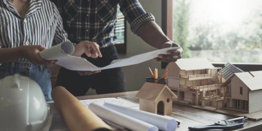 İki Asyalı mühendis ve mimar kadın projeyi takip ederek şantiyede bir sanayi tesisi kurma planından yola çıkarak inşaatı tartışıyorlar. İşçi konsepti..