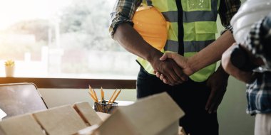 Proje müteahhitleri ve müşteriler arasında harcamalar ve yatırımlar, konut binalarının inşası ve onarımı konusunda yapılan pazarlıklar nedeniyle el ele..