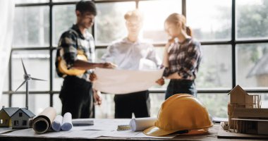 İnşaat mühendisi takımları modern kentteki inşaat sahasında birlikte çalışan işçi kaskı takıyorlar. Foreman Endüstri Mühendislik Mühendisliği ekip çalışması. Asya endüstrisi profesyonel takımı..