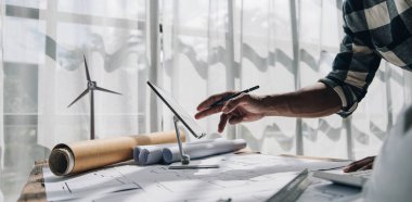 Şirket ofisinde rüzgar enerjisi hakkında danışmanlık yapan iş adamlarına yakından bakın. İş adamı yel değirmeni ve alternatif yeşil enerji hakkında konuşuyor