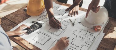 Mühendis Ekibi Toplantısı, Çizim Çalışma Alanı, İnşaat ve Yapı Konsepti 'ndeki model oluşturma ve mühendislik araçları üzerinde ortakla birlikte çalışarak proje için plan toplantısı üzerinde çalışıyor..