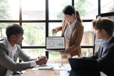 Toplantı odasındaki mali raporun analizi ve tartışılması için Asyalı iş danışmanı toplantısı. Yatırım Danışmanı, Mali Danışman ve Muhasebe Konsepti..