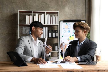 İş adamlarının şirket ofisinde rüzgar enerjisi hakkında görüşleri var. İş ekibi yel değirmeni ve alternatif yeşil enerji hakkında tartışıyor