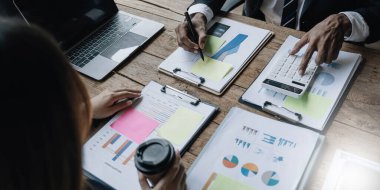 Toplantı odasındaki mali raporun analizi ve tartışılması için Asyalı iş danışmanı toplantısı. Yatırım Danışmanı, Mali Danışman ve Muhasebe Konsepti..