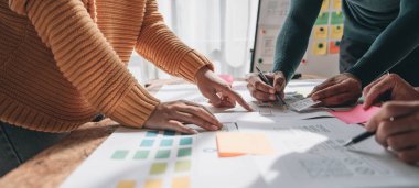 Ekip ux yaratıcı grafik planlama uygulaması bir prototip akıllı telefon düzeni...