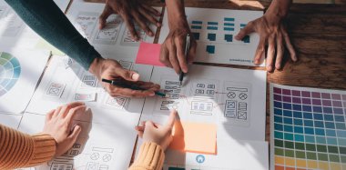 Ekip ux yaratıcı grafik planlama uygulaması bir prototip akıllı telefon düzeni...