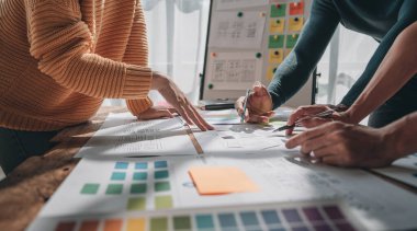 Ekip ux yaratıcı grafik planlama uygulaması bir prototip akıllı telefon düzeni...