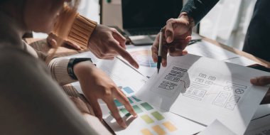 Ekip ux yaratıcı grafik planlama uygulaması bir prototip akıllı telefon düzeni...