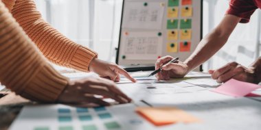 Ekip ux yaratıcı grafik planlama uygulaması bir prototip akıllı telefon düzeni...