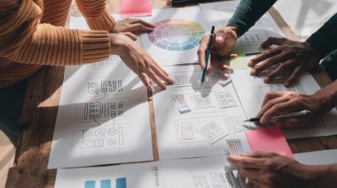 Ekip ux yaratıcı grafik planlama uygulaması bir prototip akıllı telefon düzeni...