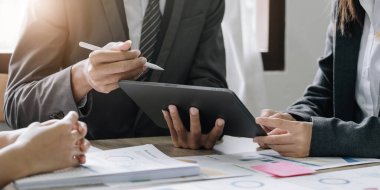 Toplantı odasındaki mali raporun analizi ve tartışılması için Asyalı iş danışmanı toplantısı. Yatırım Danışmanı, Mali Danışman ve Muhasebe Konsepti..