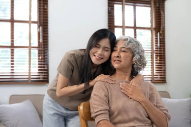 Yetişkin bir kızın yaşlı bir anneye sarılması, evdeki kanepenin arkasında durması, ailenin birlikte hassas bir anın tadını çıkarması, genç bir kadın ve olgun bir anne ya da büyükannenin birbirine bakması, iki nesil boyunca.....