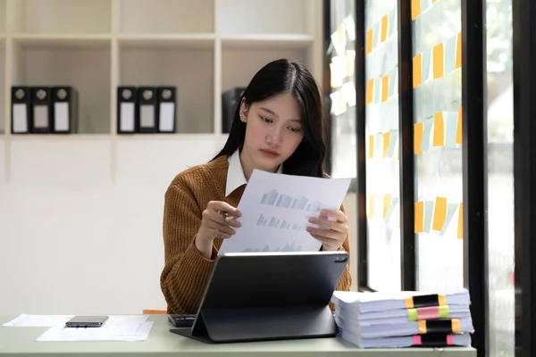 Азиатская Деловая Женщина Использующая Калькулятор Ноутбук Выполнения Математических Финансов Рабочем — стоковое фото