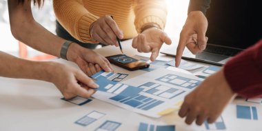 Genç Asyalı iş dünyası yaratıcı takımı mobil uygulama yazılım tasarımı projesinde birlikte çalışıyor. Beyin fırtınası toplantısı, internet teknolojisi, akıllı telefon uygulama tasarımcısı, ofis çalışanı takım çalışması konsepti..