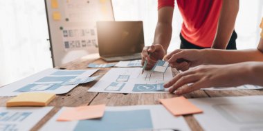 Grafik tasarımcıları yaratıcı çizim web sitesi ux uygulama geliştirme ve ofisteki cep telefonu uygulaması