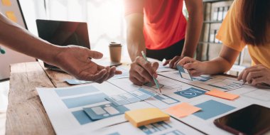 Grafik tasarımcıları yaratıcı çizim web sitesi ux uygulama geliştirme ve ofisteki cep telefonu uygulaması