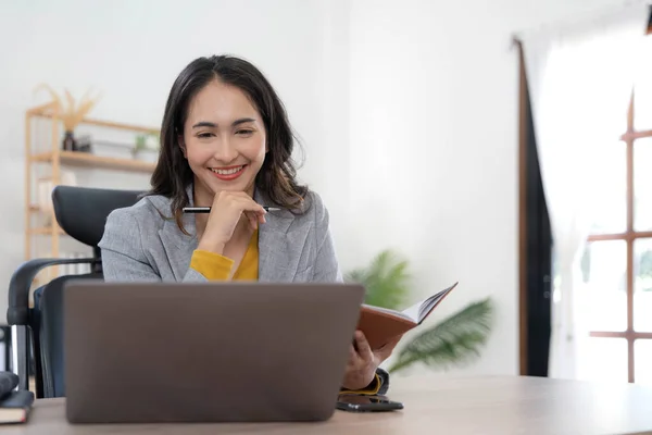 Retrato Una Joven Empresa Asiática Mujer Trabajando Una Computadora Portátil — Foto de Stock