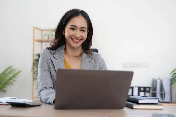 Retrato Una Joven Empresa Asiática Mujer Trabajando Una Computadora Portátil — Foto de Stock