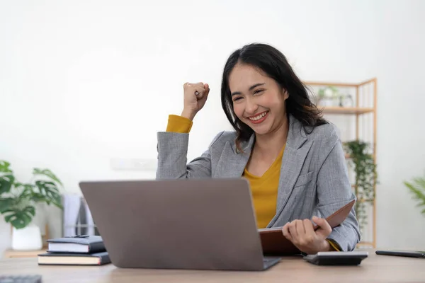Pretty Asian Businesswoman Sitting Laptop Work Came Out Successfully Goal — Foto de Stock