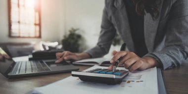 Matematik finansmanı için hesap makinesi ve dizüstü bilgisayar kullanan iş kadını ofis ve iş geçmişinde, vergi, muhasebe, istatistik ve analitik araştırma kavramında kapat.