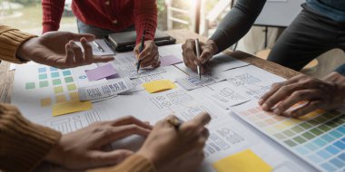 Ekip ux yaratıcı grafik planlama uygulaması bir prototip akıllı telefon düzeni..