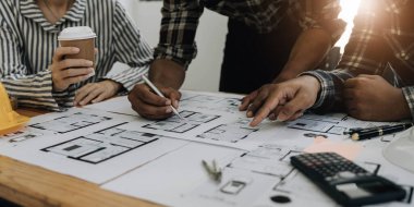Mühendis Ekibi Toplantısı, Çizim Çalışma Alanı, İnşaat ve Yapı Konsepti 'ndeki model oluşturma ve mühendislik araçları üzerinde ortakla birlikte çalışarak proje için plan toplantısı üzerinde çalışıyor