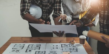 Mühendis Ekibi Toplantısı, Çizim Çalışma Alanı, İnşaat ve Yapı Konsepti 'ndeki model oluşturma ve mühendislik araçları üzerinde ortakla birlikte çalışarak proje için plan toplantısı üzerinde çalışıyor