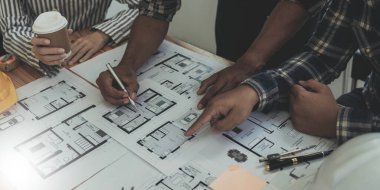 Mühendis Ekibi Toplantısı, Çizim Çalışma Alanı, İnşaat ve Yapı Konsepti 'ndeki model oluşturma ve mühendislik araçları üzerinde ortakla birlikte çalışarak proje için plan toplantısı üzerinde çalışıyor