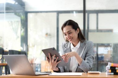 Heyecanlı mutlu Asyalı kadın telefon ekranına bakıyor, online bir galibiyeti kutluyor, aşırı neşeli genç Asyalı kadın sevinçten çığlık atıyor, beyaz bulanık bir arka planda izole edilmiş..