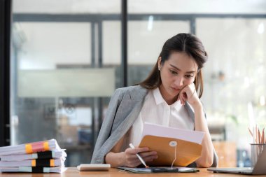 Genç Asyalı İş Kadınları dizüstü bilgisayarla çalışırken stresli, ofiste başı ağrıyan Asyalı iş kadını, iş yerinde fotokopi odasında hasta hissediyorlar...