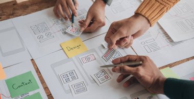Mobil uygulama arayüzü kablo dizaynı hakkında modern ofisteki müşteri breif ve renk kodu ile fikir alışverişinde bulunan uu geliştirici ve ui tasarımcısını kapat. Yaratıcı dijital geliştirme ajansı..