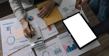 İş finansmanı ve muhasebeci, önümüzdeki yıl belirlenen hedefleri tutturmak için finans planlama satışlarını denetlemek üzere ortaklarla görüşüyor. borsa konsepti