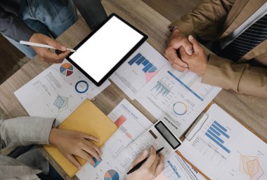 İş finansmanı ve muhasebeci, önümüzdeki yıl belirlenen hedefleri tutturmak için finans planlama satışlarını denetlemek üzere ortaklarla görüşüyor. borsa konsepti