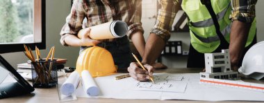 Mühendis Ekibi Toplantısı, Çizim Çalışma Alanı, İnşaat ve Yapı Konsepti 'ndeki model oluşturma ve mühendislik araçları üzerinde ortakla birlikte çalışarak proje için plan toplantısı üzerinde çalışıyor...