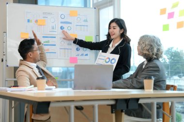 Gelir tabloları ve grafikleri analiz eden iş ekibi modern dizüstü bilgisayarla finansal analiz. Kapat. İş analizi ve strateji kavramı..