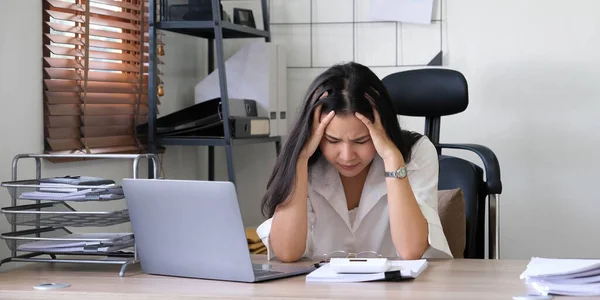 Zmęczona Kobieta Pracownik Trzyma Głowę Rękę Patrząc Ekranie Komputera Robi — Zdjęcie stockowe