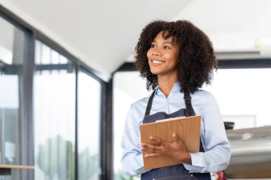 Başarılı Küçük İş Kuruluşu Küçük işletme sahibi KME Güzellik Kızı kollarını kavuşturarak bir kahve dükkanının önünde duruyor. Asyalı bir kadın barista kafe sahibinin fotoğrafı....