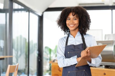 Başarılı Küçük İş Kuruluşu Küçük işletme sahibi KME Güzellik Kızı kollarını kavuşturarak bir kahve dükkanının önünde duruyor. Asyalı bir kadın barista kafe sahibinin fotoğrafı....