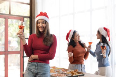 Bir grup Asyalı ofis kızı eğleniyor, konuşuyor ve birlikte pizza yiyorlar. Yaşam Tarzı Konsepti.