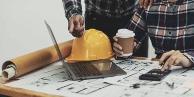 Mühendis Ekibi Toplantısı, Çizim Çalışma Alanı, İnşaat ve Yapı Konsepti 'ndeki model oluşturma ve mühendislik araçları üzerinde ortakla birlikte çalışarak proje için plan toplantısı üzerinde çalışıyor...