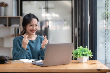 İnternette okuyan güzel bir kız öğrenci bilgisayarına notlar alır. Çalışırken gülümseyen yüzü ve mutlu çalışma duruşu hakkında bilgi toplar.