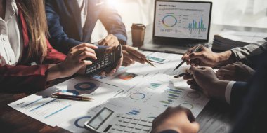 İş Adamları Toplantısı, gelecek ay kaliteyi artırmak için dizüstü bilgisayar, hesap makinesi, defter ve borsa çizelgesi kullanarak olacak. Konferans Kurumu Konsepti.