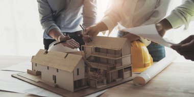 Mühendis Ekibi Toplantısı, Çizim Çalışma Alanı, İnşaat ve Yapı Konsepti 'ndeki model oluşturma ve mühendislik araçları üzerinde ortakla birlikte çalışarak proje için plan toplantısı üzerinde çalışıyor