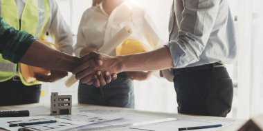 Profesyonel Asyalı erkek mühendis toplantıdan sonra erkek mimarla tokalaşıyor...