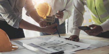 Mühendis Ekibi Toplantısı, Çizim Çalışma Alanı, İnşaat ve Yapı Konsepti 'ndeki model oluşturma ve mühendislik araçları üzerinde ortakla birlikte çalışarak proje için plan toplantısı üzerinde çalışıyor