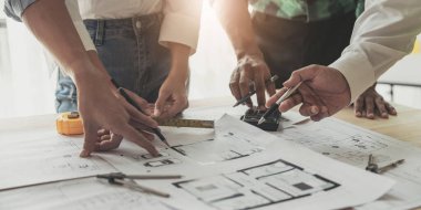 Mühendis Ekibi Toplantısı, Çizim Çalışma Alanı, İnşaat ve Yapı Konsepti 'ndeki model oluşturma ve mühendislik araçları üzerinde ortakla birlikte çalışarak proje için plan toplantısı üzerinde çalışıyor