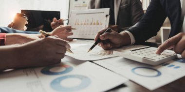 İş Adamları Toplantısı, gelecek ay kaliteyi artırmak için dizüstü bilgisayar, hesap makinesi, defter ve borsa çizelgesi kullanarak olacak. Konferans Kurumu Konsepti