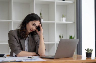Resmi olarak genç iş kadınlarının portresi iş yerinde oturup dizüstü bilgisayar kullanmak, vergileri özetlemek, gelecek yatırımları planlamak, ofiste muhasebe yapmak....