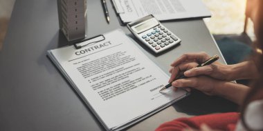 Emlakçı, ev almak ya da satmak için müşteri sözleşmesi imzası için el uzatıyor. Gayrimenkul konsepti temas anlaşması kavramı..