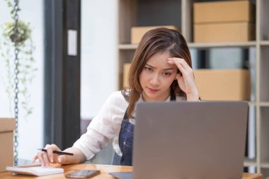 Genç Asyalı girişimci internet sektöründe stresli, iş problemleri olan başarısız bir kadın. KME girişimcisi ve Çevrimiçi satış konsepti...